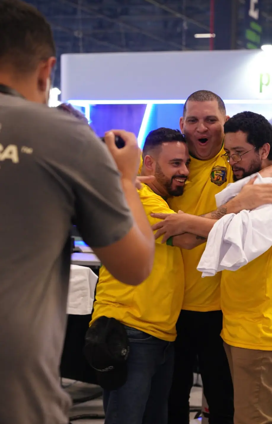 Equipe Fragmentados se abraçando após concluir a prova