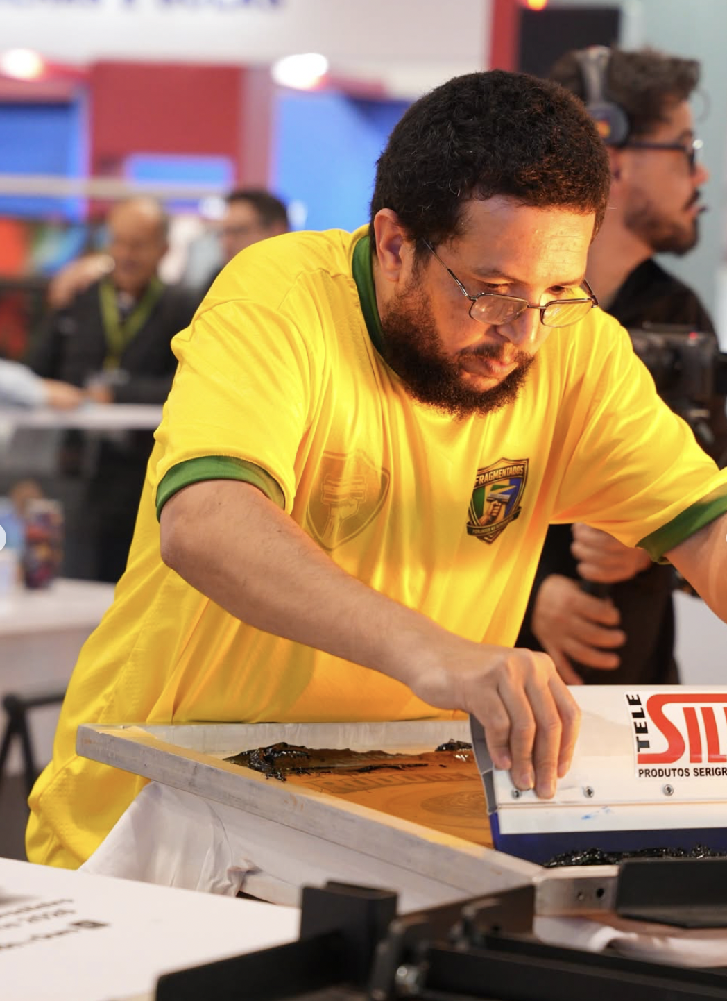 Competidor da equipe Fragmentados imprimindo com rodo durante a prova