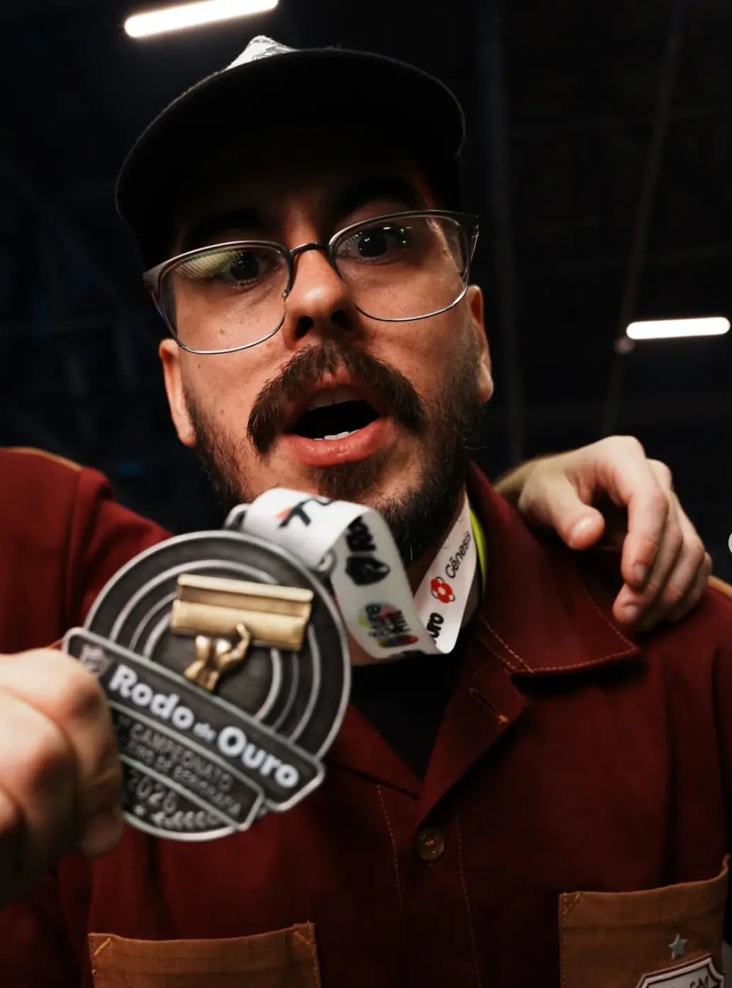 Profissional exibindo a medalha de participação do Rodo de Ouro 2026