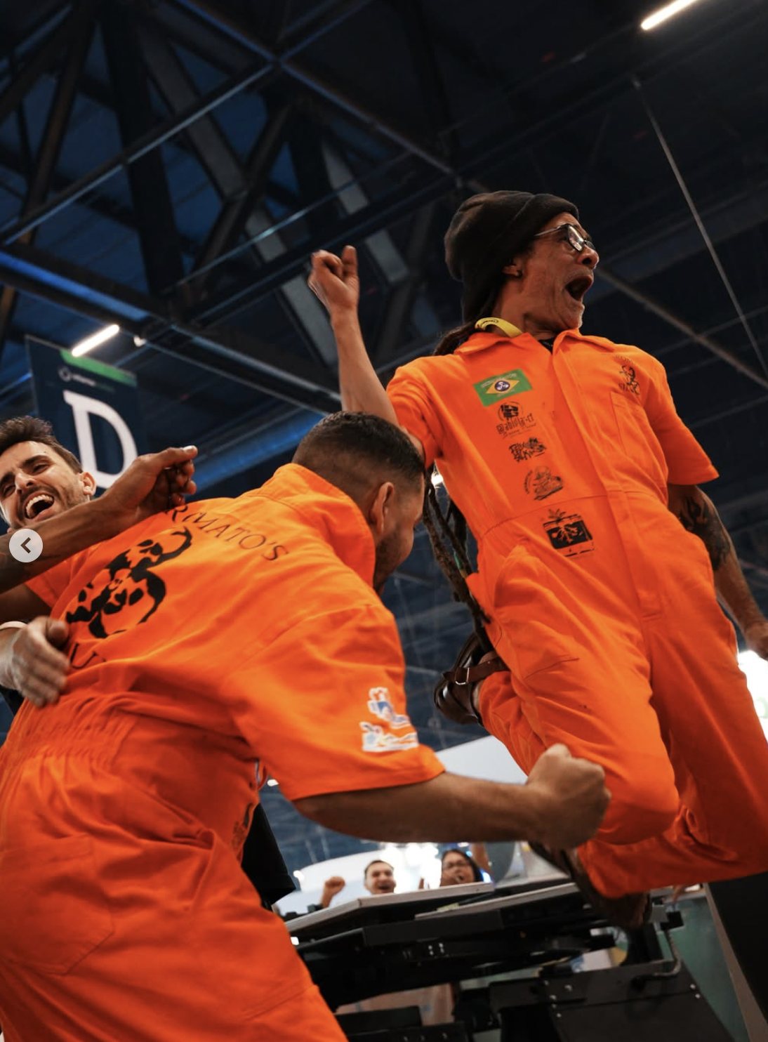 Equipe comemorando na arena do Rodo de Ouro 2026