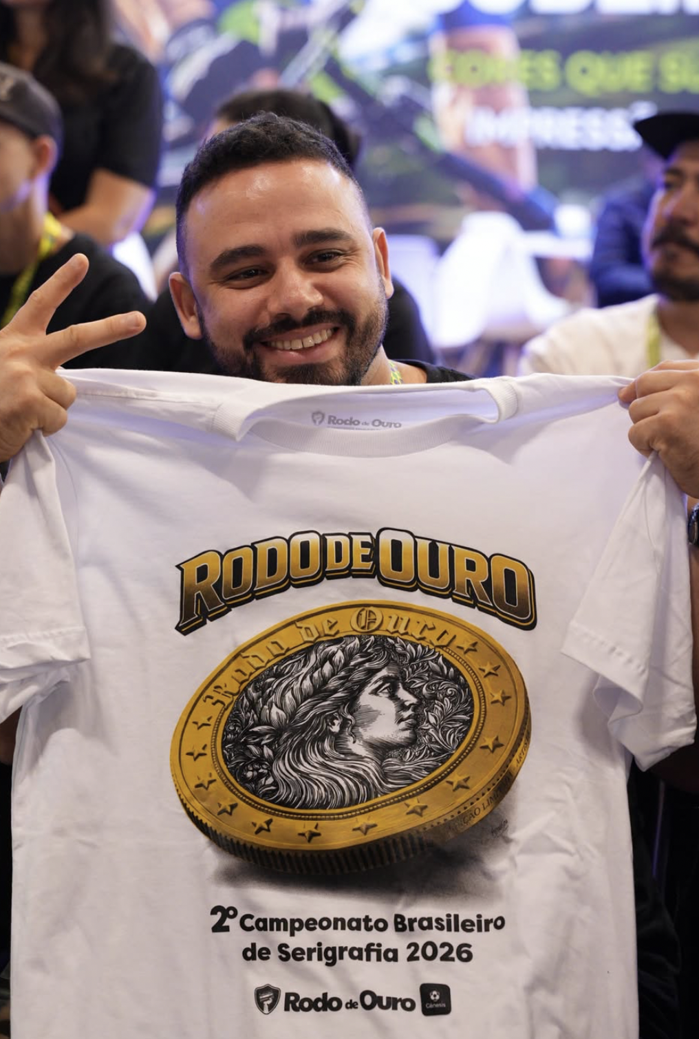Participante exibindo a camiseta oficial do 2º Campeonato Brasileiro de Serigrafia