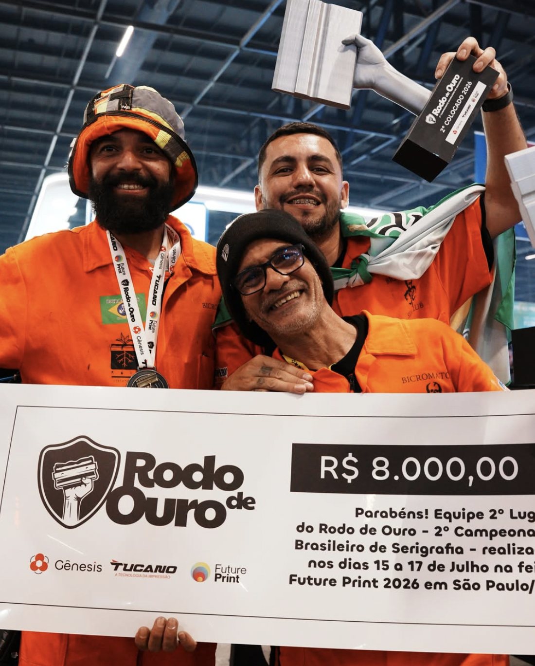 Equipe Bicromatos com o troféu e o cheque de R$ 8.000,00 do 2º lugar