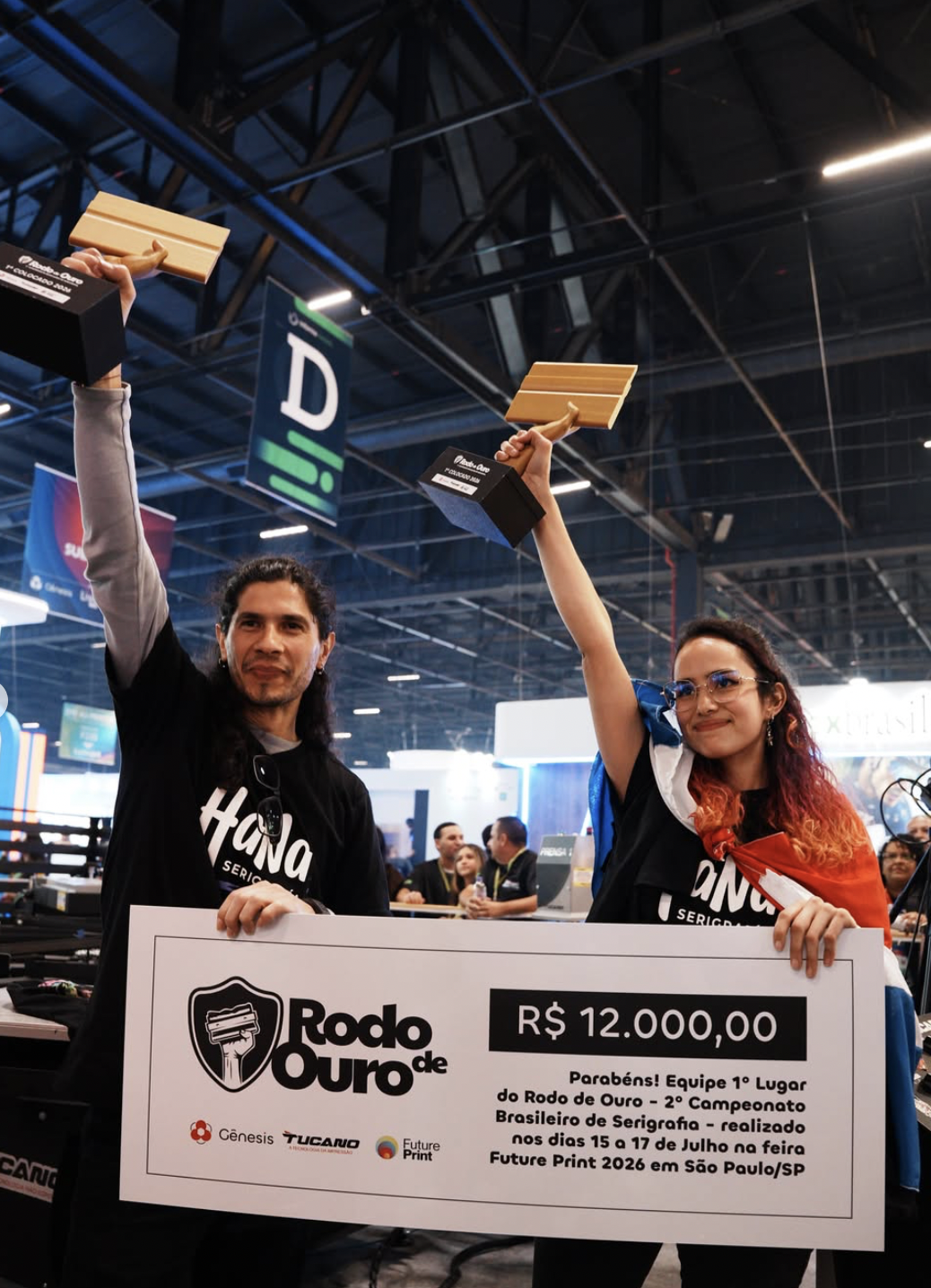 HaNa Serigrafia comemorando o 1º lugar com o cheque de R$ 12.000,00